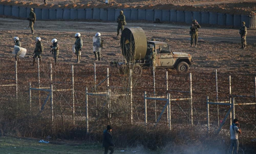 Βίντεο-ντοκουμέντο από τον Έβρο: Η ειδική τουρμπίνα των ΕΔ ''μπλόκαρε'' ξανά την εισβολή των μεταναστών σε ελληνικό έδαφος